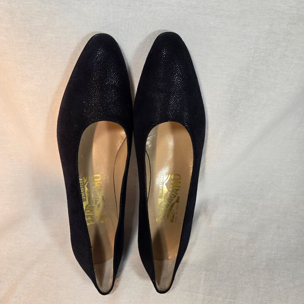 SALVATORE FERRAGAMO Quite Luxury Navy Leather Heels Pumps Size 8 4A LIKE NEW! - Picture 10 of 16